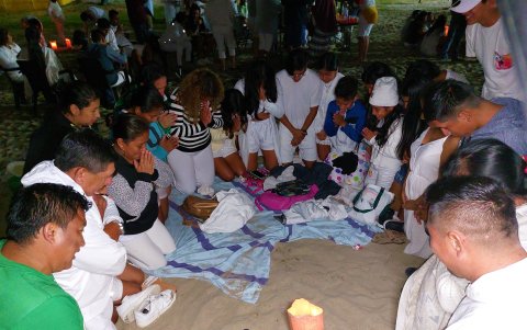 Dividir los alimentos. En la playa de Salinas previo Baño de San Juan, cada 24 de junio se convida un refrigerio.