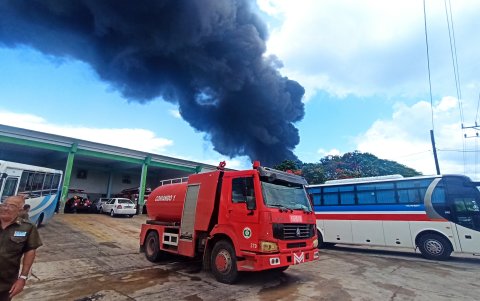 Las autoridades tratan de aplacar el fuego de distintas maneras
