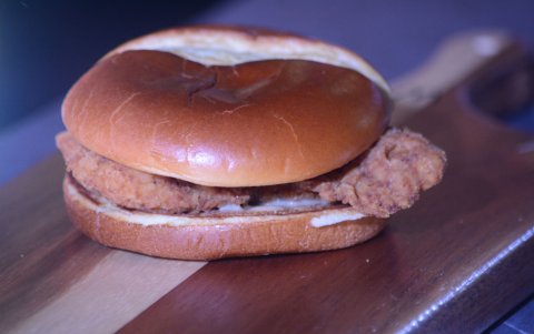 La cadena McDonald´s lanzó su hamburguesa con pan de papa en días pasados.