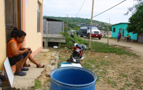 Babahoyo. Una usuaria señala los residuos que deja el agua que les suele llegar desde la planta potabilizadora.