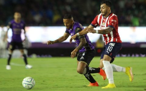 Jefferson Intriago (d), volante del Mazatlán, en duelo ante Chivas.