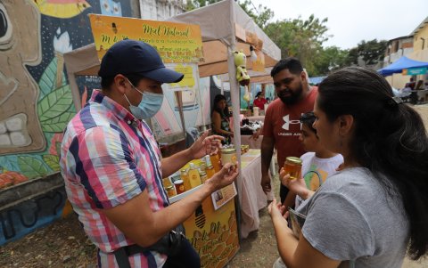 La comerciantes promocionaba sus productos a las familias del sector y visitantes.