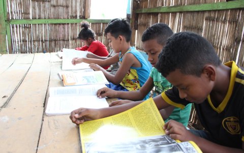 Los niños van a una ‘escuela’ improvisada para aprender a leer con la ayuda de la comunidad.