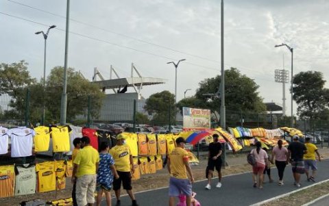 Las ventas fuera del estadio son clásicas antes de los partidos del conjunto canario.