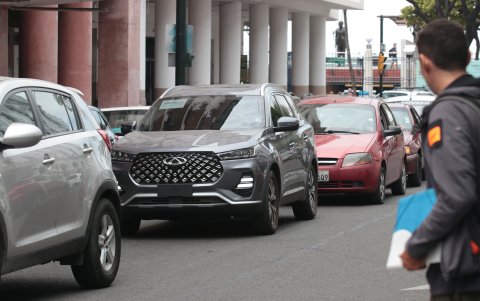 Abuso. Muchos autos sin las láminas circulan con un documento provisional, sin embargo, este solo tiene vigencia de 120 días.