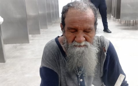 El hombre, de 80 años, fue retirado del sitio y advertido de que no regrese más con armas.