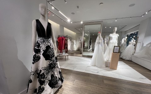 Fotografía de unos modelos de vestidos de novias expuestos, el 27 de junio de 2022, en una tienda de la empresa española Pronovias en Nueva York (EEUU).