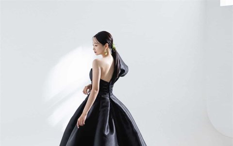 Una modelo luciendo un vestido negro de moda.