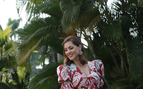 La diseñadora demuestra que transitar por los 50 no es un impedimento para lucir bien