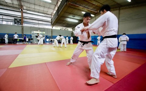 Dos deportistas de delegaciones extranjeras durante uno de los entrenamientos en el tatami de la asociación provincial.
