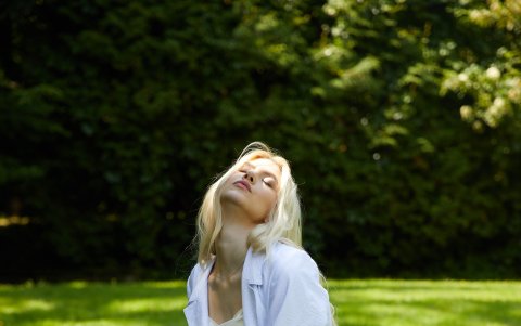 Sofiia Kobryn modelando sus diseños de su marca Vast Leaf.