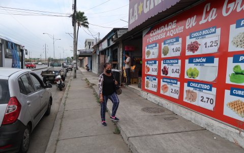 La zona comercial de Las Orquídeas luce casi desolada de 09:00 a 11:00 y de 15:00 a 17:00.