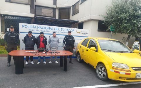 Operativo. El lunes pasado fue desarticulada una banda dedicada al robo de carros en el distrito Quitumbe, sur de Quito. Se movilizaban a bordo de un taxi.