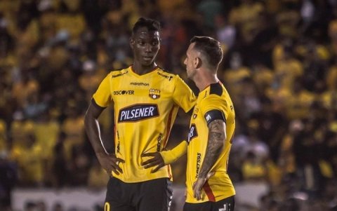 Allen Obando (i), de 16 años, conversa con Damián Díaz en el duelo ante Mushuc Runa.