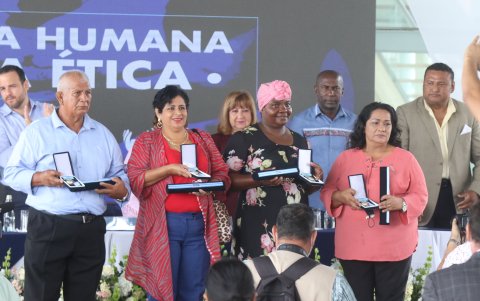 Lideres y voces comunitarias fueron reunidas para ser condecoradas.