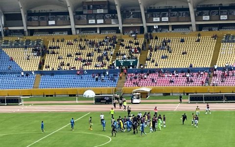 Un grupo de hinchas de Deportivo Quito bajó de la preferencia hacia la cancha.