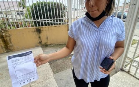 Marina muestra el aviso de corte de servicio y cuyo horario no fue respetado.