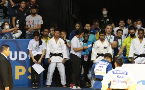 Todos los competidores, a la espera de ser llamados a competencia en el tatami.