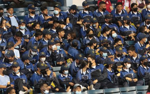 Estudiantes del Liceo Naval acudieron a ver las competencias en el coliseo.