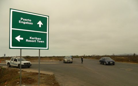 Contraste. Hasta cerca de donde se levanta Karibao Resort Town, la vía permanece en buen estado. Tiene uno que otro hoyo, sí; pero en general la vía está bien. Luego de esto, resulta complejo movilizarse, peor aún si es en moto.