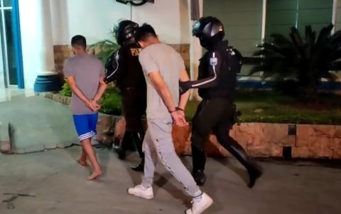 Otros dos hombres fueron aprehendidos con tres armas de fuego y 7 explosivos.