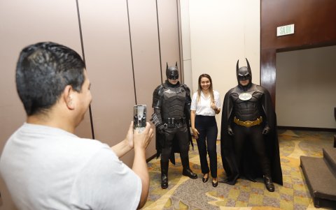 Las personas que fueron a conocer detalles de lo que será el evento este viernes, se acercaron a fotografiarse con los superhéroes.