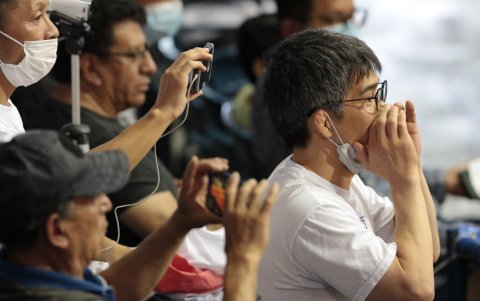 Delegados de los 63 países en disputa viven intensamente los combates a diario.