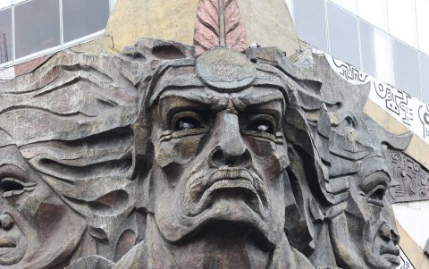 Insalubre. La escultura a Rumiñahui, en la 9 de Octubre y José de Antepara, se ha convertido en un palomar.