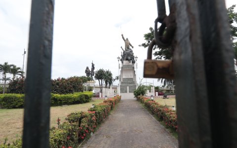 Encerrado. El monumento a Eloy Alfaro permanece bajo candado y a la sombra de Guayas y Quil.