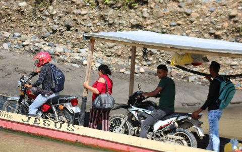 Traslados. En las comunidades vinculadas con la red fluvial, la canoa sirve hasta para llevar motos.