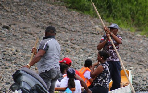 Llenos. No solo en los buses urbanos sucede. Hay que acomodarse.