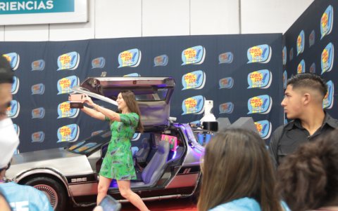 Atracción. La actriz Itziar Ituño, de La casa de papel, tampoco quiso perderse de una selfie a bordo del vehículo de ‘Volver al futuro’.