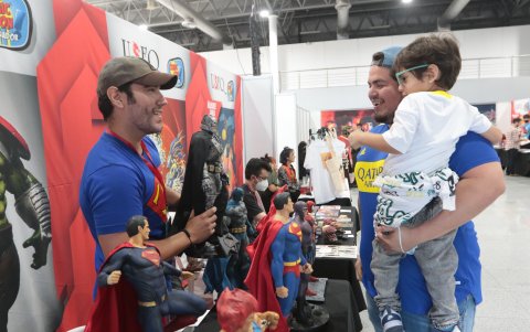 Oportunidad. El artista plástico Luigi Mantilla expone, por segunda ocasión, en la Comic Con las figuras de superhéroes que crea desde 2017.