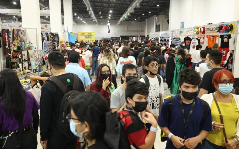 Miles de personas recorren los diferentes stand levantados en el Centro de Convenciones.