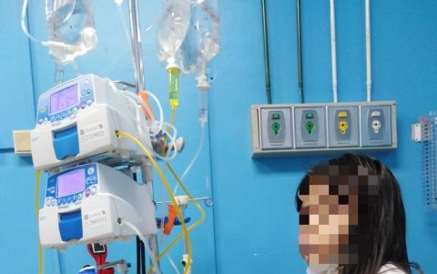 Los padres se quejan de que sus menores no reciben las medicinas que requieren para enfrentar la enfermedad en los hospitales públicos.