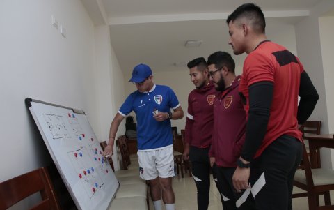 Joe Armas junto a sus asistentes Josué Morán, Sebastián Barrera y Marvin Pilliza dan forma a las estrategias del cuadro gardenio para cada partido.