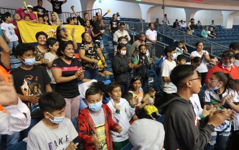 Glenda Miranda, entre el público de blusa con raya roja, junto a su delegación de judocas infantiles de la Federación Deportiva de Los Ríos.