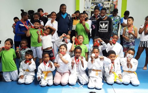 Vanessa Chalá, acompañada con los chicos de la fundación que creó en Ibarra, provincia de Imbabura.