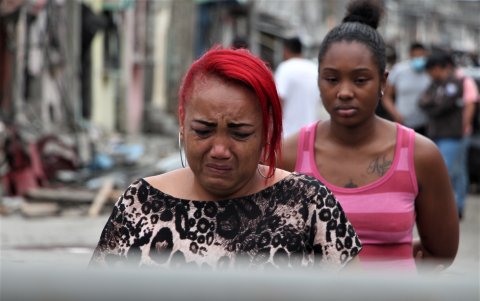 La cuñada de Roxana Montaño, una de las personas fallecidas, camina consternada por el lugar buscando información.