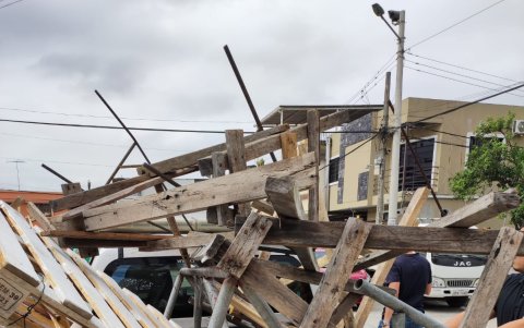 Así se llevaron las estructuras en la camioneta.