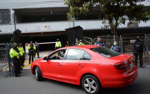 Los uniformados tomaron los datos de la cada vehículo que ingresó al parqueadero de la Superintendencia de Bancos.