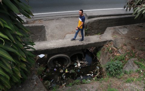 Estructura. Por allí cruza un canal en el que se acumulan desperdicios.