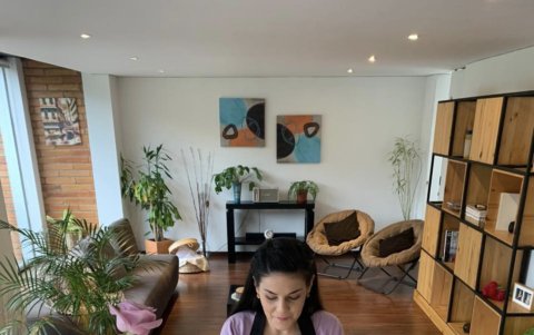 Le gusta enseñar, da talleres online.