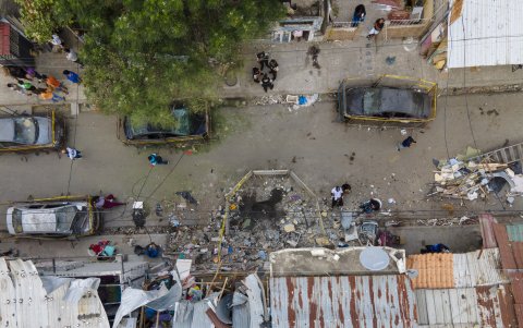 Vista aérea de los daños causados por un atentado explosivo en el barrio Cristo del Consuelo, en Guayaquil.