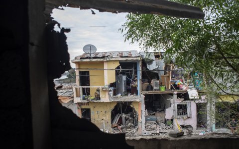 Vista de los daños causados por un atentado explosivo en el barrio Cristo del Consuelo, en Guayaquil.