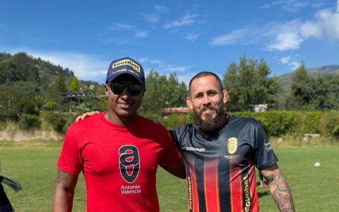 El fútbol es uno de los deportes favoritos del luchador ecuatoriano.