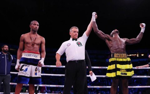 En diciembre de 2021 Góngora perdió el invicto y el título ante Larrone Richards.