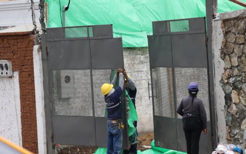 Obra. Trabajadores de la construcción optaron por tapar toda el área. Un encargado confirmó que en el sitio se levantarán dos torres.