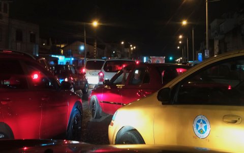 Así circulan los vehículos en la calle. Invaden carril, no dejan espacio para el peatón y hasta se suben las aceras.