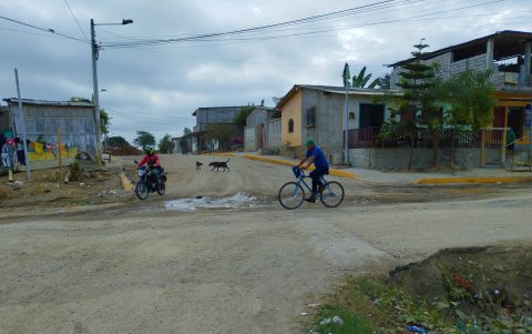 Así lucen las calles de la mayorías de vecindarios de la provincia.